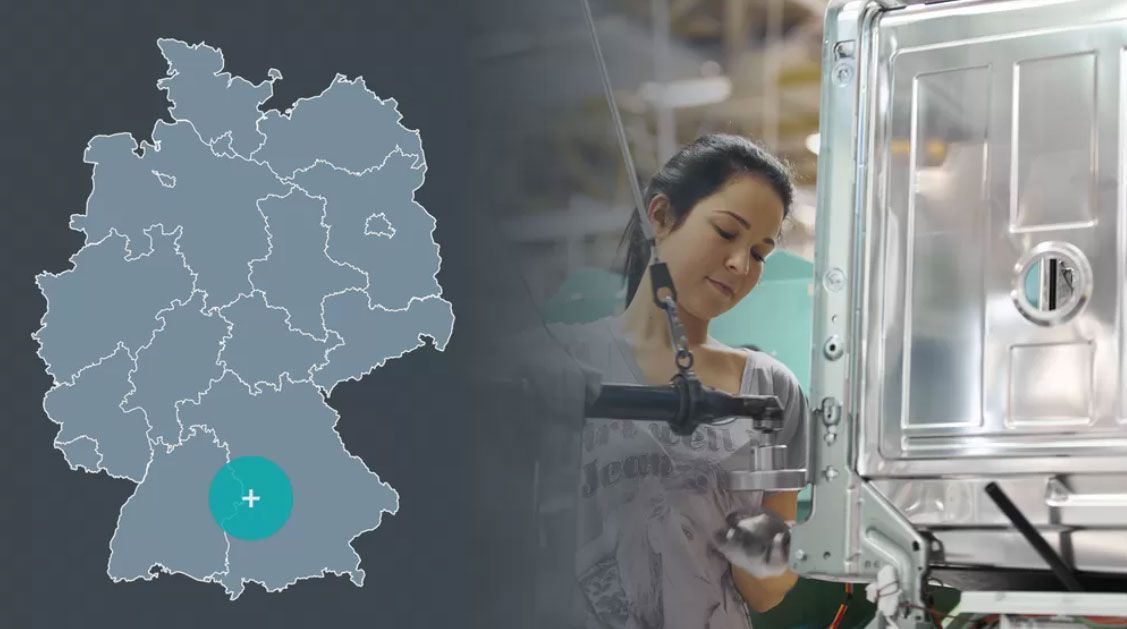 Eine Karte von Deutschland mit Markierung in Dillingen, daneben eine Frau, die an einer Geschirrspüler-Montage arbeitet.